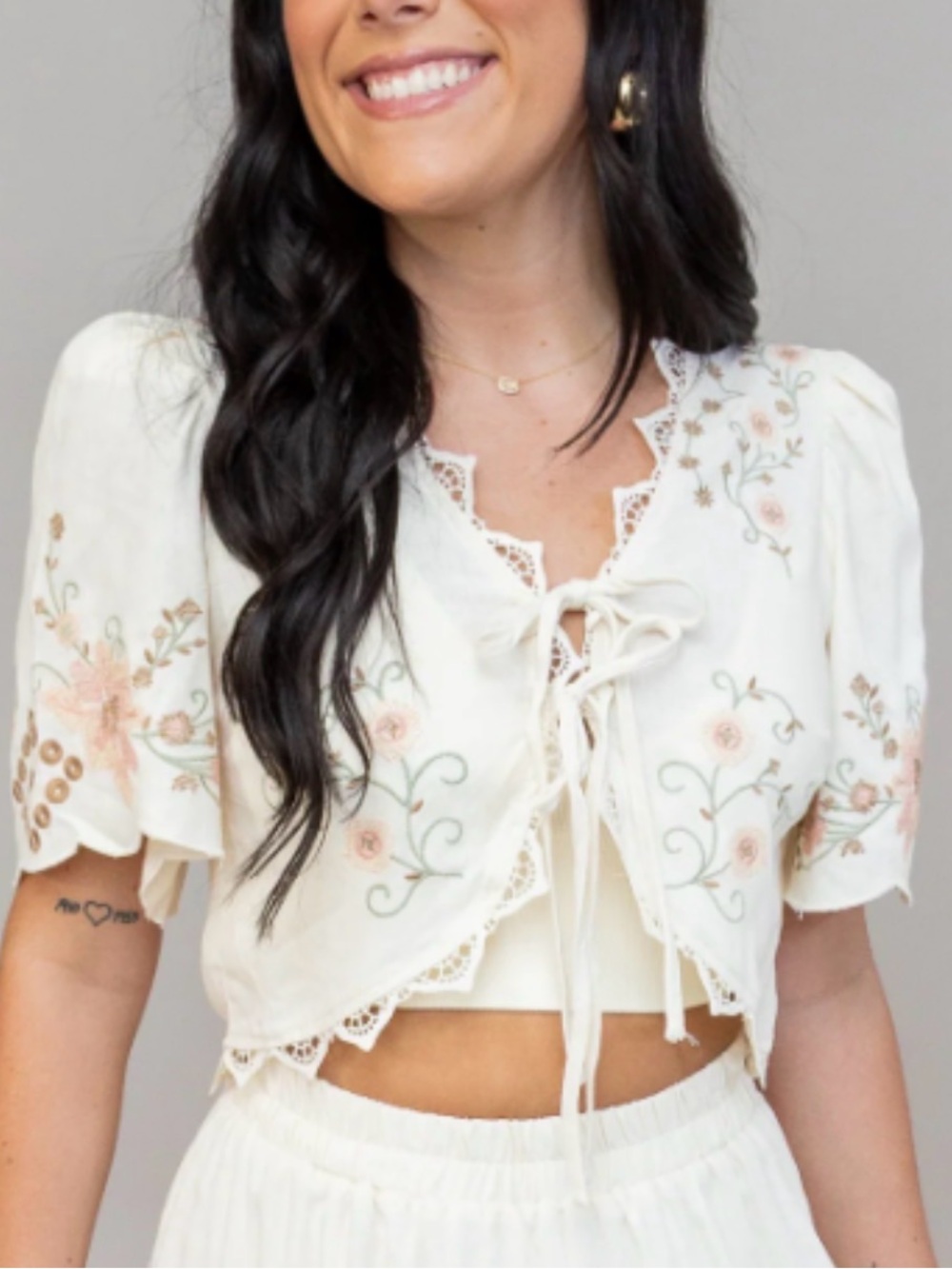 Moon River Short Puff Sleeve Embroidered Detail Linen Blend Top. Size M